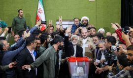 وسط إقبال كثيف.. الإيرانيون يقترعون لحسم السباق الرئاسي بين جليلي وبزشكيان